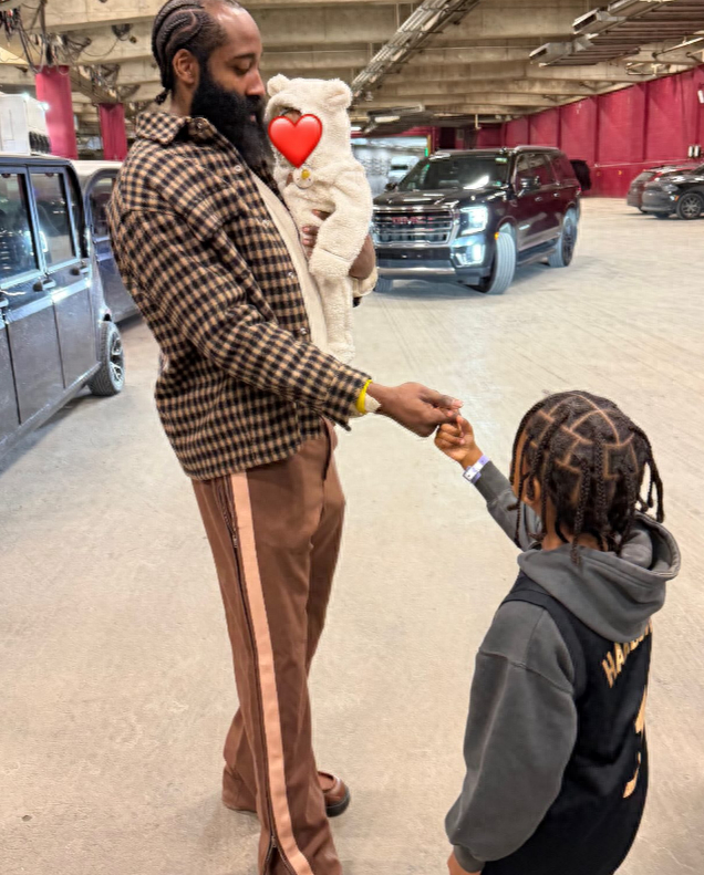 b体育网站-哈登和女友近照，二婚女友为他生娃，身材火辣，36岁再冲大合同|詹姆斯·哈登|骑士|洛杉矶快船队|女儿|快船队_新浪体育_新浪新闻